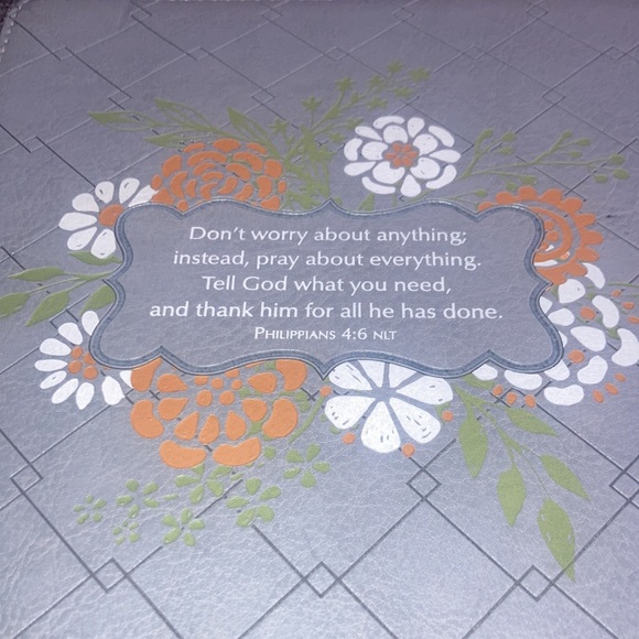 Guided Devotional, 365 Days Of Prayer For Women,  Gray Book with Zipper - Picture 3 of 5